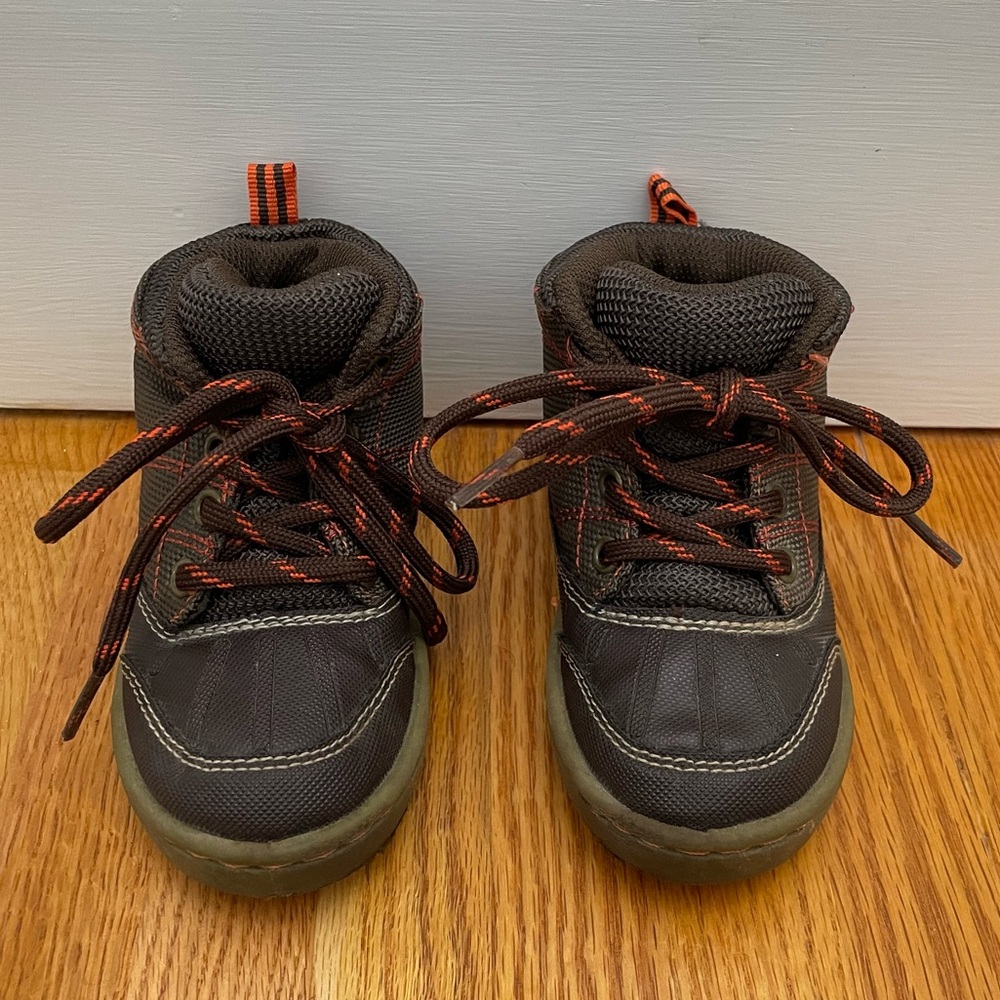 OshKosh ankle boots. Boys size 7 toddler.